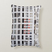赤い東洋文字の建物を持つ灰色の多層階  アクセントクッション (裏面(縦))