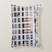 赤い東洋文字の建物を持つ灰色の多層階  アクセントクッション (正面(垂直))