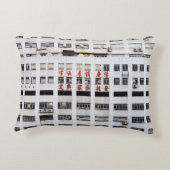 赤い東洋文字の建物を持つ灰色の多層階  アクセントクッション (裏面)