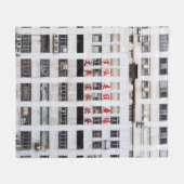 赤い東洋文字の建物を持つ灰色の多層階 フリースブランケット (正面(横))