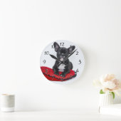 赤い枕に白黒のブルドッグのテリア ラウンド壁時計 (ホーム)