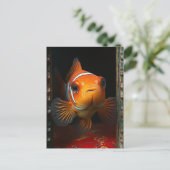 赤い枕の上の青い箱の中の金魚 ポストカード (スタンド正面)
