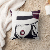 赤い枕の女性 クッション (ブランケット)