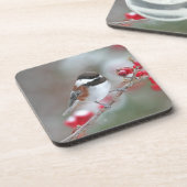 赤い果実が付いている落ちる雪の《鳥》アメリカゴガラ コースター (左側)