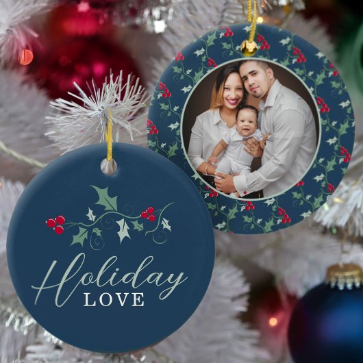 赤い果実は青いクリスマスの写真に緑のホリー セラミックオーナメント