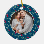 赤い果実は青いクリスマスの写真に緑のホリー セラミックオーナメント (正面)