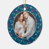 赤い果実は青いクリスマスの写真に緑のホリー セラミックオーナメント (左)