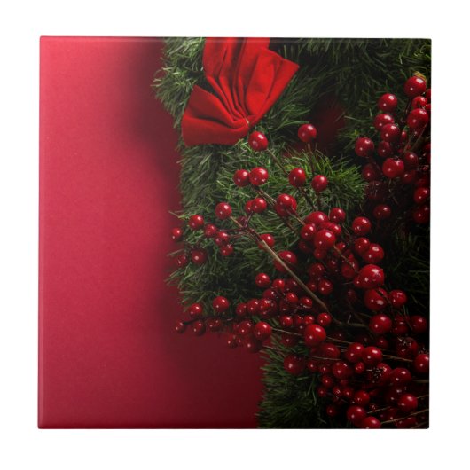 赤い果実を持つクリスマスリース タイル (正面)