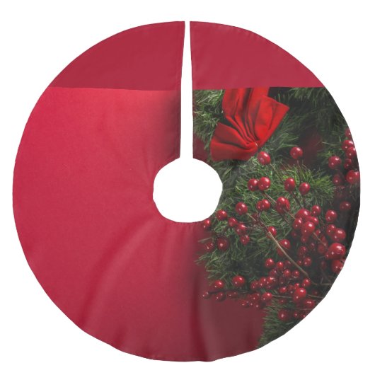 赤い果実を持つクリスマスリース ブラッシュドポリエステルツリースカート (正面)
