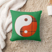 赤い格子縞と白い陰陽オングリーン クッション (ブランケット)