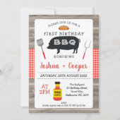 赤い格子縞の木の双子 黒豚 BBQ 1歳誕生日 招待状 (正面)