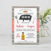 赤い格子縞の木の双子 黒豚 BBQ 1歳誕生日 招待状 (スタンド正面)