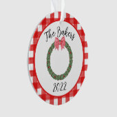 赤い格子縞の水色リースファミリー年レビュー オーナメント (正面)