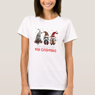 赤い格言の三人はぶら下がった私と一緒だ Tシャツ