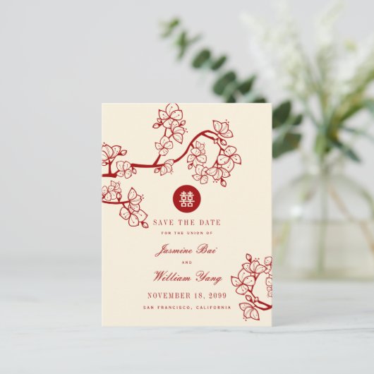 赤い桃の花のダブル幸せ日付を保存 案内ポストカード (スタンド正面)