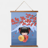 赤い桜こけし人形 - 可愛い日本芸者 吊り下げ型タペストリー (正面)