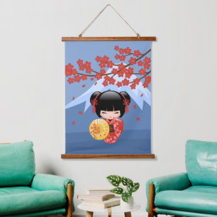 赤い桜こけし人形 - 可愛い日本芸者 吊り下げ型タペストリー