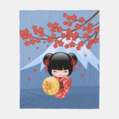 赤い桜こけし人形 - 可愛い芸者さん フリースブランケット (正面)