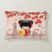 赤い桜こけし人形 - 日本の芸者 アクセントクッション (裏面)