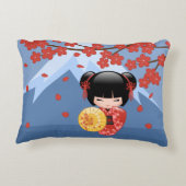 赤い桜こけし人形 - 日本の芸者 アクセントクッション (裏面)