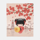 赤い桜こけし人形 - 日本の芸者 フリースブランケット (正面)