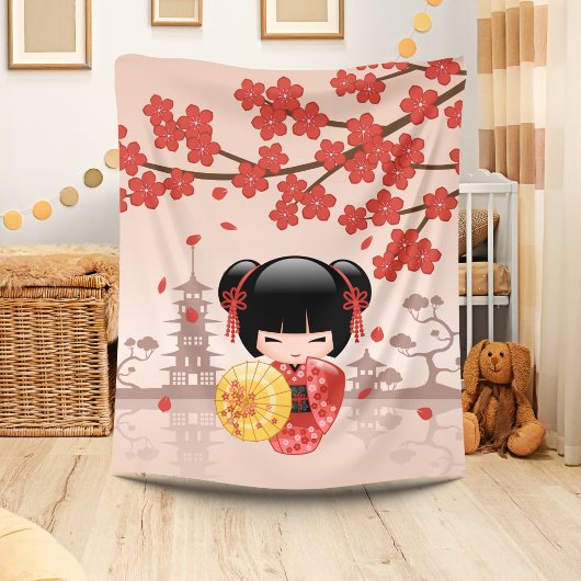 赤い桜こけし人形 - 日本の芸者 フリースブランケット
