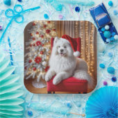 赤い椅子にサンタ・サモエドの犬 ペーパープレート (パーティー)