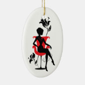 赤い椅子に座っている女性のグラフィックなシルエット セラミックオーナメント (右)