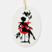 赤い椅子に座っている女性のグラフィックなシルエット セラミックオーナメント (裏面)