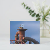 赤い機械はがきの上に腰掛ける雀 ポストカード (スタンド正面)