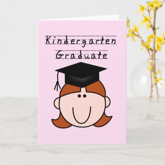 赤い毛の女の子の幼稚園の卒業生のTシャツ カード (黄色い花)