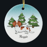 赤い毛長いダシュンドドッグ – 冬の森 セラミックオーナメント<br><div class="desc">可愛い長い髪の赤いピエハゲのコートカラーのデシュントのオリジナル漫画のイラストレーションダシュントは犬を育てる。3本の緑のモミの木と降り積もる雪が積もった冬のシーンに犬を置く。背景は青から白のグラデーション与えのデザインは、寒い冬の日に見える。名前にはパーソナル化可能な文字領域もある。</div>