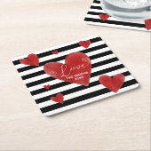 赤い水彩画のハートは及び縞で飾ります スクエアペーパーコースター (アングル)