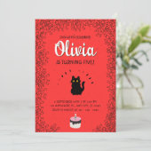 赤い水彩画の猫の誕生日お祝い 招待状 (スタンド正面)