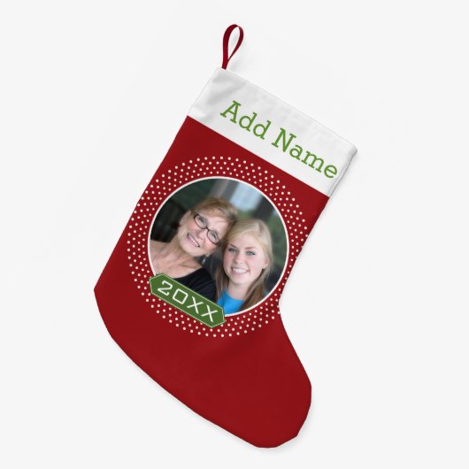 赤い水玉模様とカスタム年の写真 スモールクリスマスストッキング (正面 (吊り時))