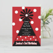 赤い水玉模様の招待状が付いているパーティーの帽子 招待状 (スタンド正面)