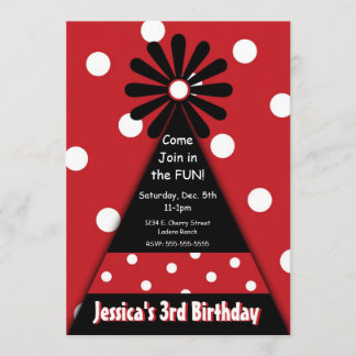 赤い水玉模様の招待状が付いているパーティーの帽子 招待状