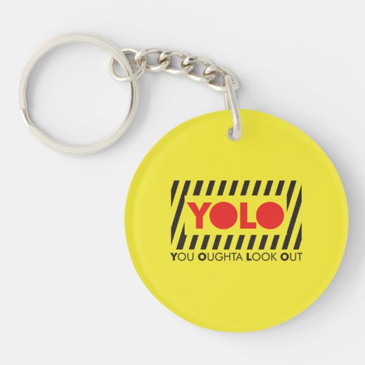 赤い注意を用いるYOLO キーホルダー (正面)