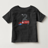赤い消防士の消防車 2歳の誕生日 男の子用Tシャツ トドラーTシャツ (正面)