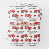 赤い消防車と帽子のパーソナライズされた誕生日 ラッピングペーパーシート (インサイチュ)
