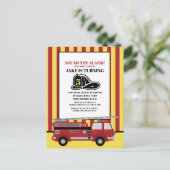 赤い消防車の消防士の子供の5歳の誕生日 ポストカード (スタンド正面)