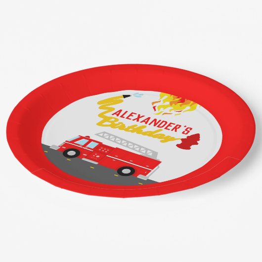 赤い消防車の消防士の誕生日パーティー ペーパープレート (アングル)