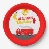 赤い消防車の消防士の誕生日パーティー ペーパープレート (正面)