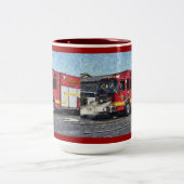 赤い消防車の消防士の飲みマグ ツートーンマグカップ (中央)
