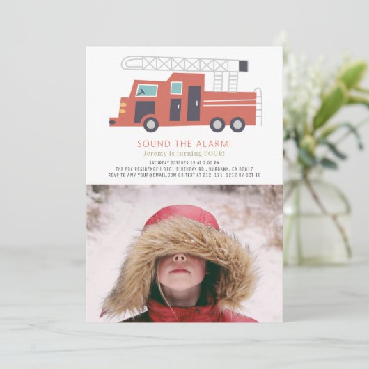 赤い消防車の消防士ボーイフォト誕生日 招待状 (スタンド正面)