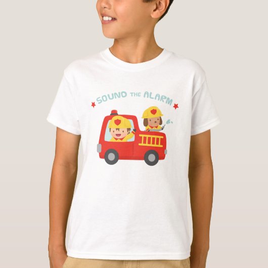 赤い消防車の消防士少年 アラームを鳴らす Tシャツ (正面)
