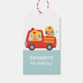 赤い消防車の誕生日パーティーで消防士の少年 ギフトタグ