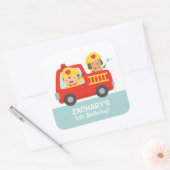 赤い消防車の誕生日パーティーで消防士の少年 スクエアシール (封筒)