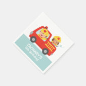 赤い消防車の誕生日パーティーで消防士の少年 スタンダードカクテルナプキン (角)