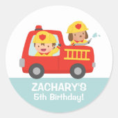 赤い消防車の誕生日パーティーで消防士の少年 ラウンドシール (正面)